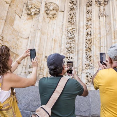 Vacanceros fotografano un portale della Cattedrale di Salamanca