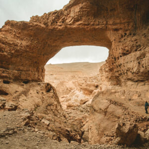 L'arco all'entrata delle grotte di Akhiam