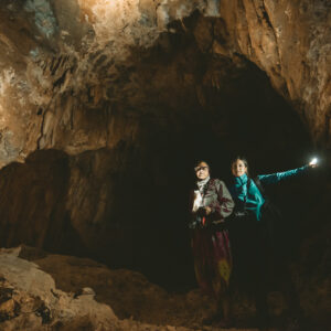 Le irriducibili Adriana e Giovanna dentro le grotte di Akhiam