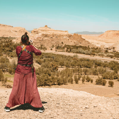 Adriana fotografa la casbah di Ait Ben Haddou