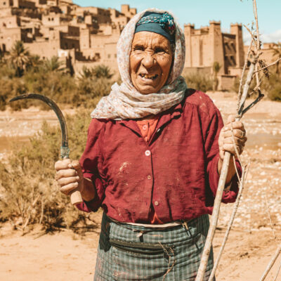 Signora con alle spalle Ait Ben Haddou