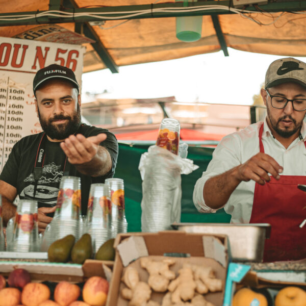 Giammario trova lavoro al chioschetto dei frullati in Jemaa el-fnaa